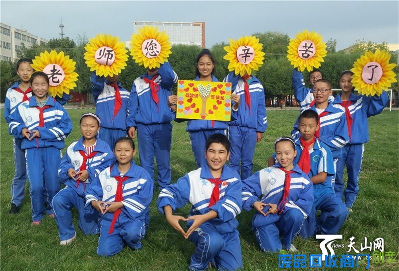 天山网讯（通讯员王陆斌 李新凤 韩智蓉摄影报道）9月9日，在第32个教师节来临之际，新疆巴州博湖县博湖中学的校园里暗流潜动，该校2312名中学生们利用课余时间亲自动手制作贺卡为日日相伴的教师们送出节日的祝福。