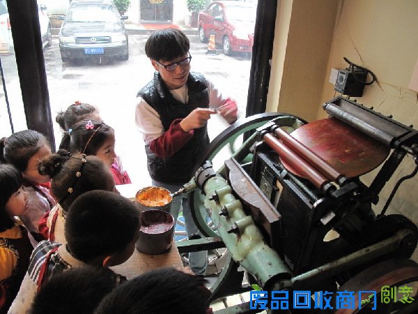 青岛小学生转动印刷老机器制作贺卡 表达对妈妈节日祝福