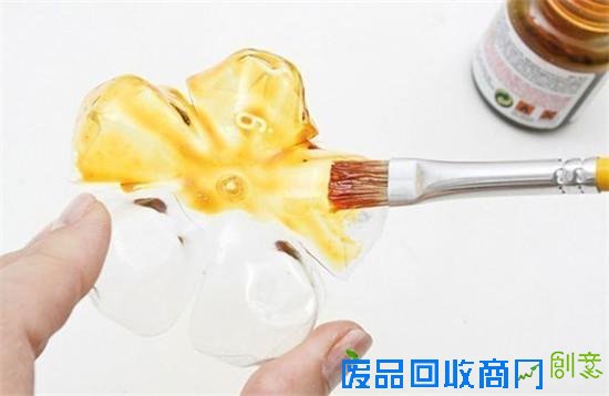 废弃塑料瓶为艺术使出了72变