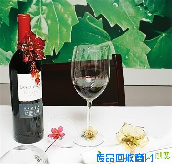 废弃塑料瓶为艺术使出了72变