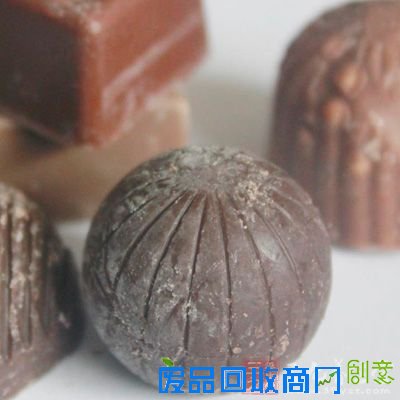 黑巧克力用刀切碎，这样是为了加热融化的时候更容易