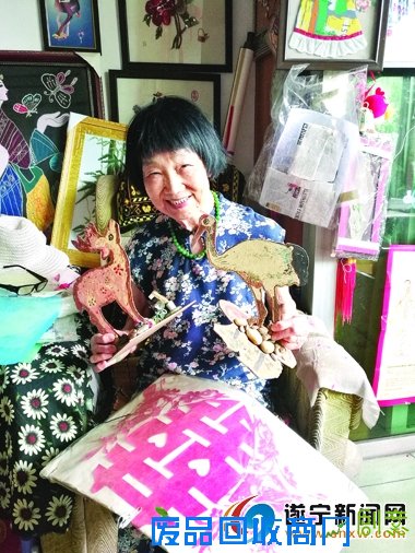 遂宁七旬老人巧手编织手工艺品