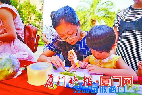 制作“粘贴画” 枯树枝成艺术品