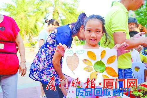 制作“粘贴画” 枯树枝成艺术品