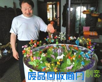 折纸艺术的孤独守望者 他用一张纸 变幻出花花世界