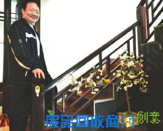 折纸艺术的孤独守望者 他用一张纸 变幻出花花世界