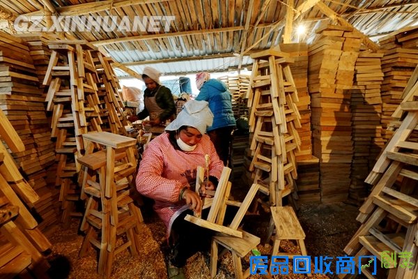 榕江：侗寨木制工艺品供不应求