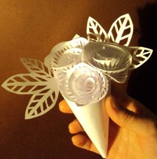 简单的纸刻花制作教程，可以亲手制作出来一个像蛋筒一样的美丽纸刻花，与其临渊羡鱼，不如退而结网，开始制作自己的纸刻花吧，教程地址：