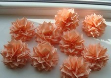 用纸艺来制作大丽花的教程，也就是跟着教程轻松的完成一个折纸的大丽花的制作，真的不难，当然，只有你自己亲自的尝试一下才会知道哦，教程地址：