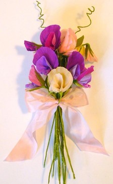 如何制作手工香豌豆花。美丽的香豌豆花正是这个季节的主角，所以必须要动手做起来，手工制作香豌豆花的教程就在这里：