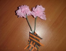 如何用皱纹纸做纸艺花。皱纹纸制作的纸艺花分外美丽，喜欢手工纸艺花制作的你肯定会喜欢这个纸艺花教程的，简单就是王道，教程地址：