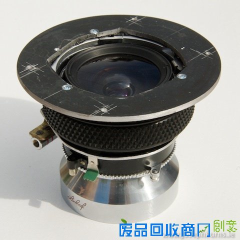 摄影师手工自制木质大画幅胶片相机