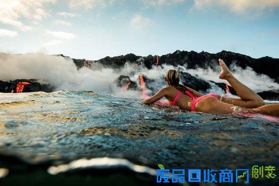 实拍美女身穿比基尼岩浆下冲浪，美女穿比基尼冲浪性感图片