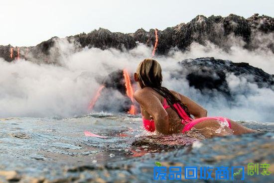 实拍美女身穿比基尼岩浆下冲浪，美女穿比基尼冲浪性感图片