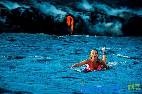 实拍美女身穿比基尼岩浆下冲浪，美女穿比基尼冲浪性感图片