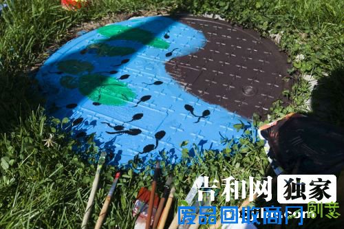 很多市民前来参加井盖涂鸦大赛