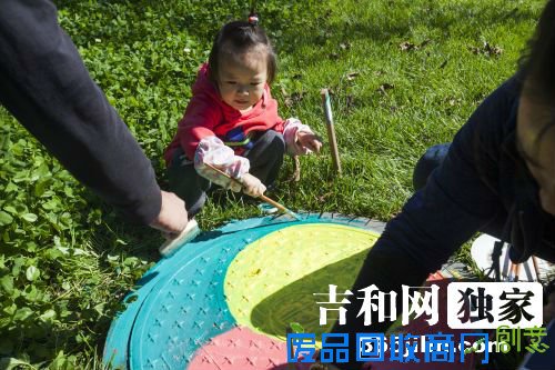 很多市民前来参加井盖涂鸦大赛