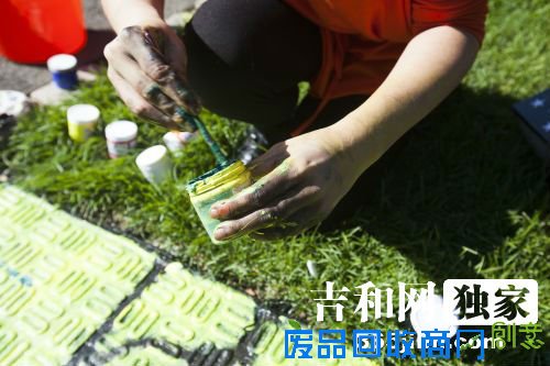 很多市民前来参加井盖涂鸦大赛