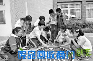 窨井盖上涂鸦画趣味无限创意佳