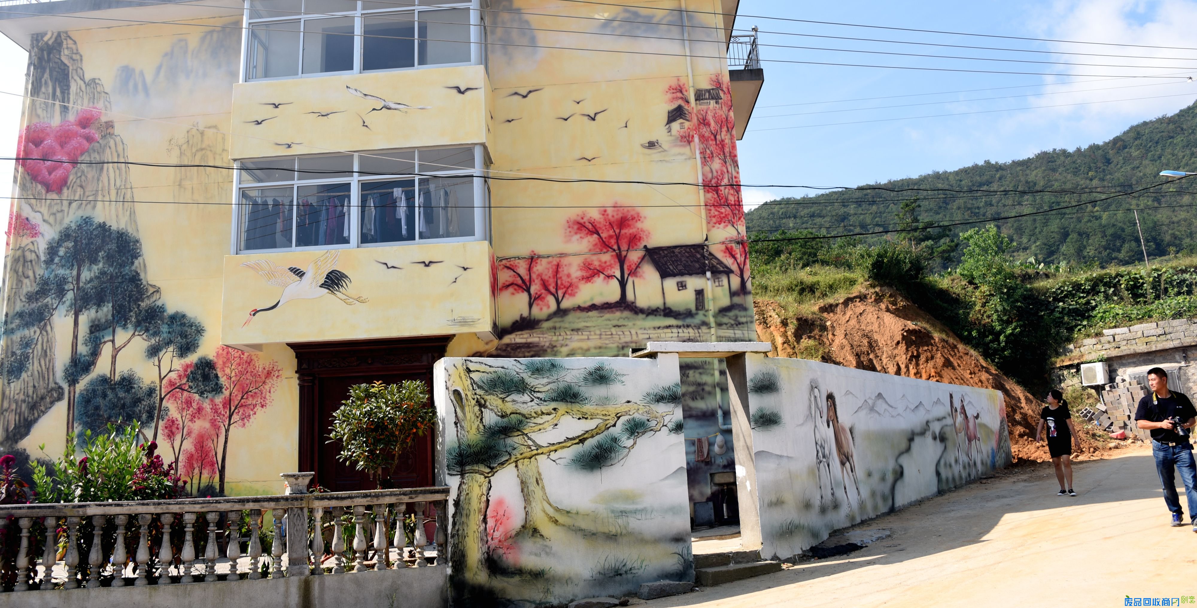 墙体创意涂鸦“添趣”美丽乡村