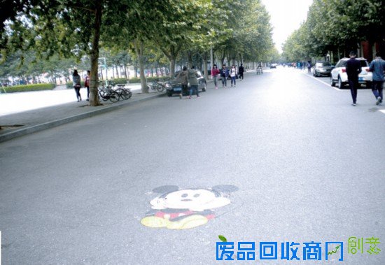 郑州师院创意井盖涂鸦 卡通图案让学校更可爱/图