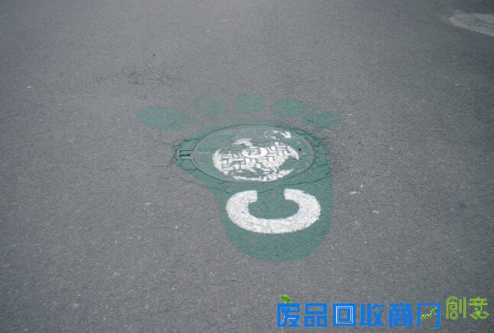 郑州师院创意井盖涂鸦 卡通图案让学校更可爱/图