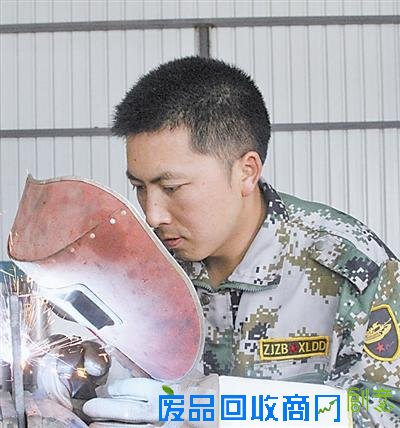 这是一双神奇的手，既能电焊，又善刺绣。