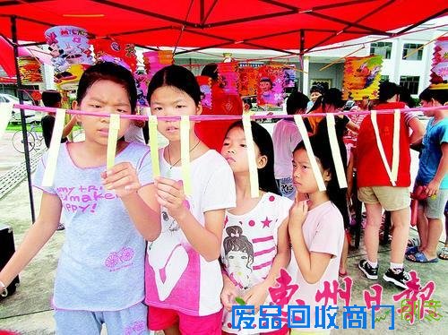 　　公庄镇陂头神村的小朋友在猜灯谜。文/图 本报记者贺小山 李燕文