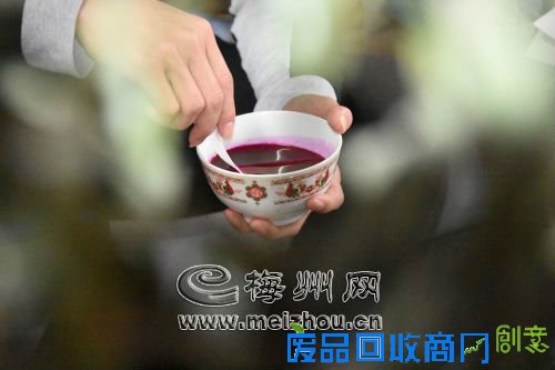 染颜色 不同的花儿要使用不同的颜料,颜色的调制考验制作者的眼力。