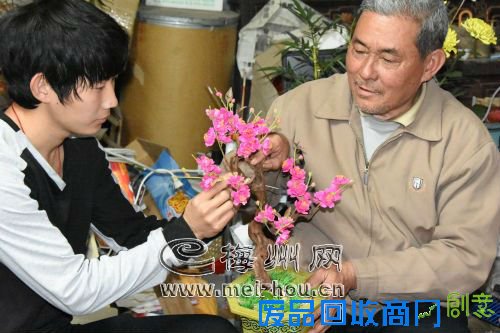 看到儿子愿意学习纸花技艺,张立绳(右)深感欣慰,希望这个祖传手艺一代代传承下去。