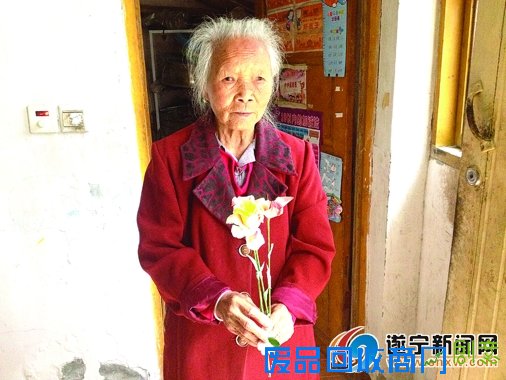 八旬老人学做纸花收获指尖乐趣