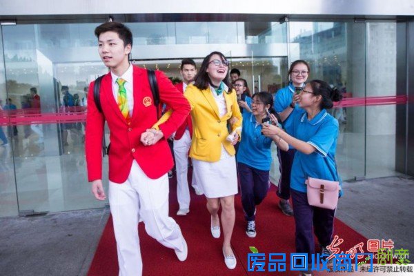 洪荒少女谈恋爱?傅园慧被同门小鲜肉牵手一脸娇羞