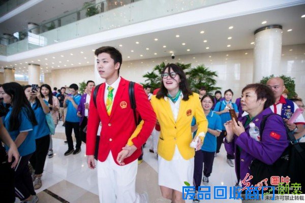 洪荒少女谈恋爱?傅园慧被同门小鲜肉牵手一脸娇羞