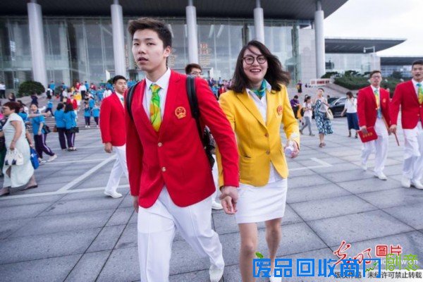 洪荒少女谈恋爱?傅园慧被同门小鲜肉牵手一脸娇羞