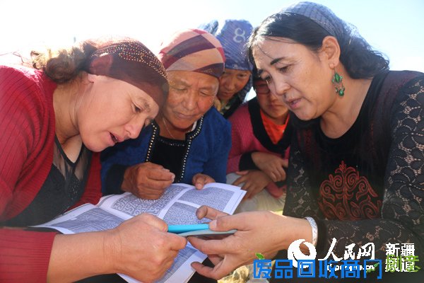 大家一起讨论刺绣技艺。