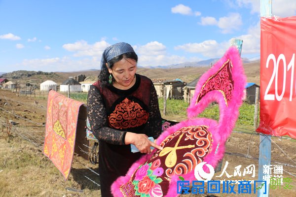 村民在认真研究刺绣手法。