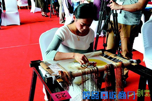 绣女引线,呈现针尖上的非遗