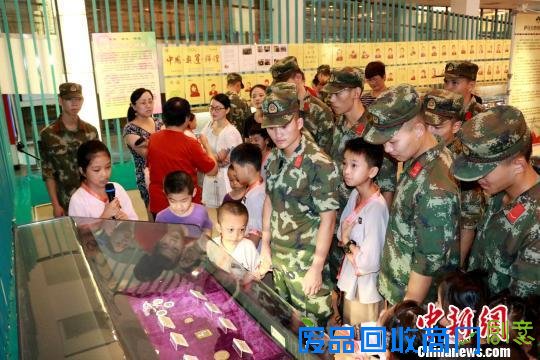 8月3日，厦门奥林匹克博物馆举办“军民共建，关爱少年”模拟奥运暨奥运冠军剪纸展活动 杨伏山 摄