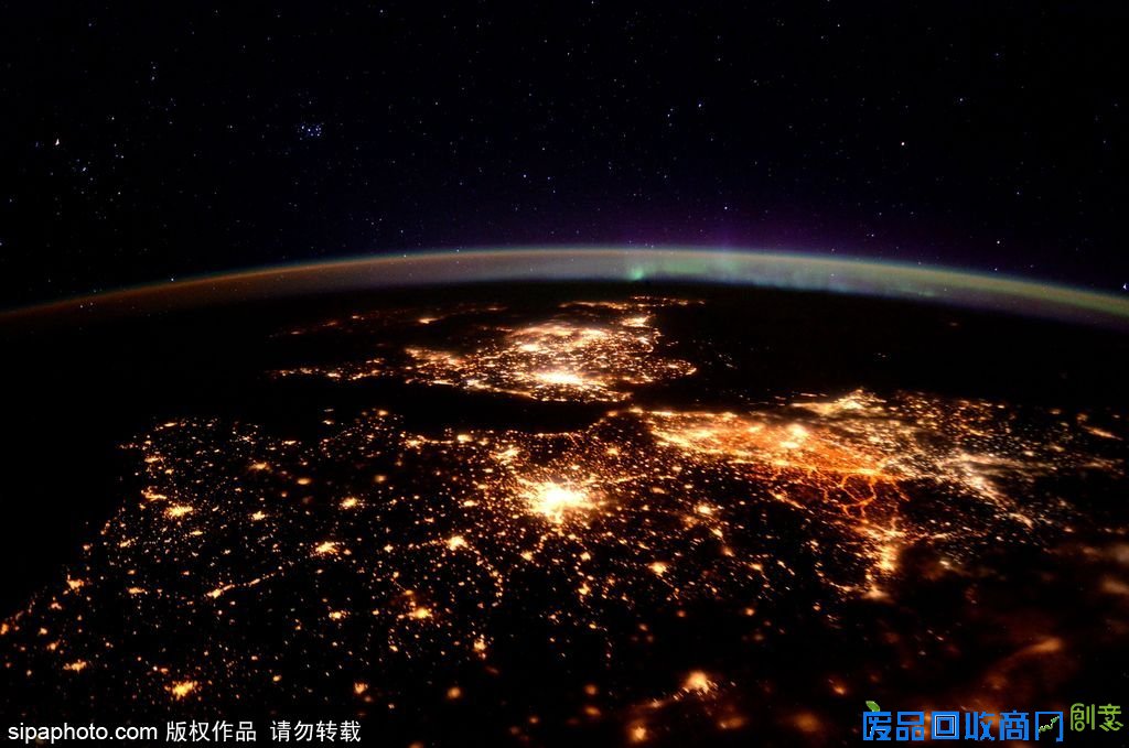 宇航员在空间站拍摄美图 珠穆朗玛峰震撼全宇宙