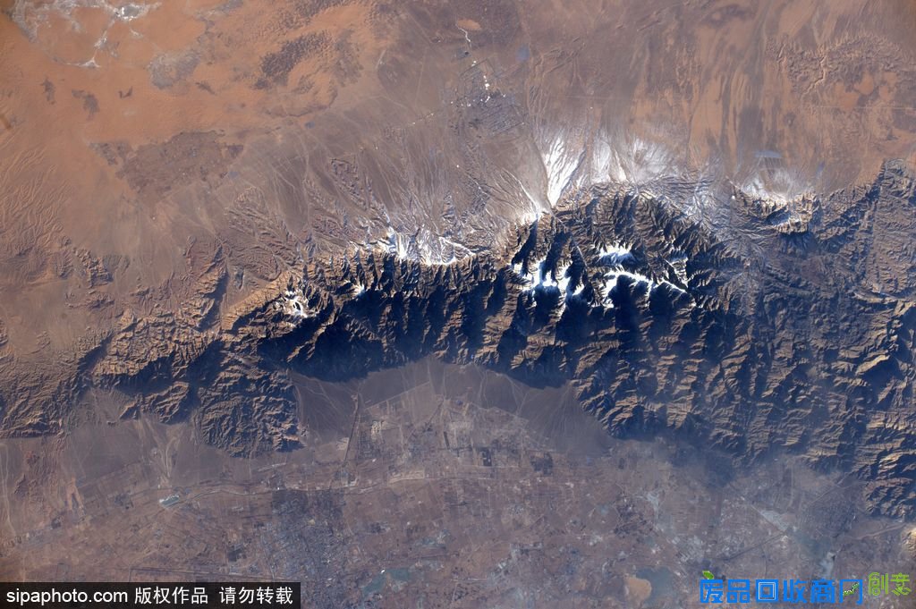 宇航员在空间站拍摄美图 珠穆朗玛峰震撼全宇宙