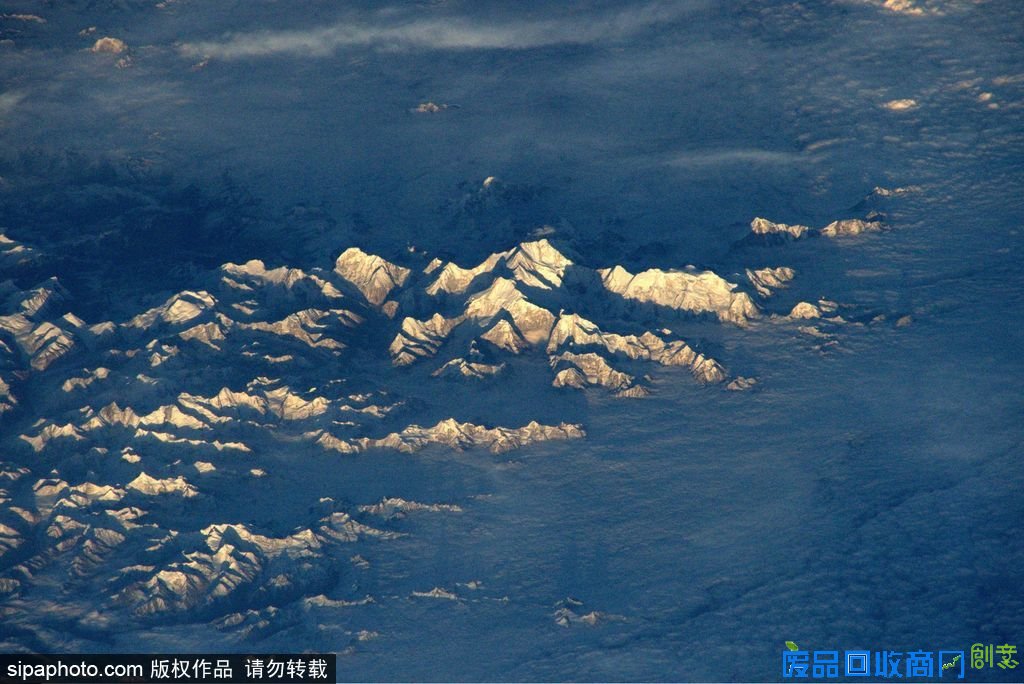 宇航员在空间站拍摄美图 珠穆朗玛峰震撼全宇宙