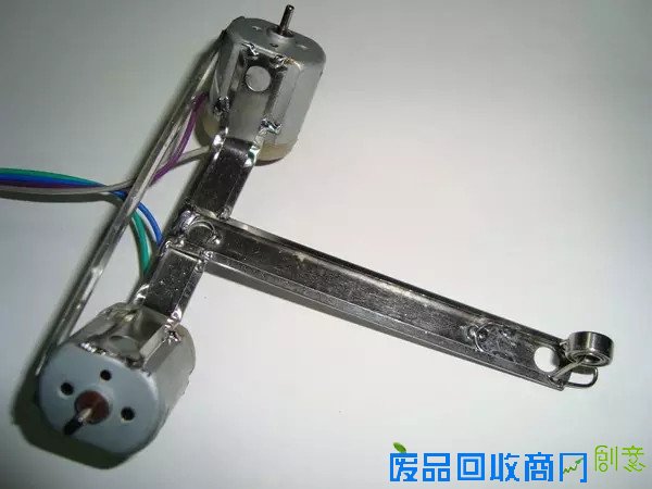 DIY一部纯硬件打造的避障小车