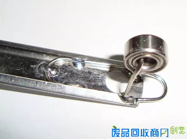 DIY一部纯硬件打造的避障小车