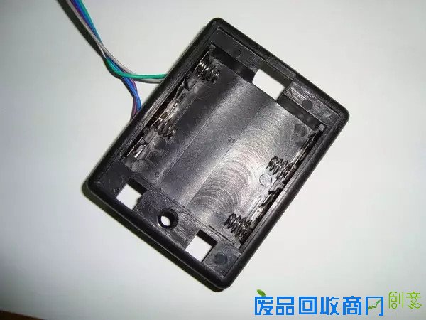 DIY一部纯硬件打造的避障小车