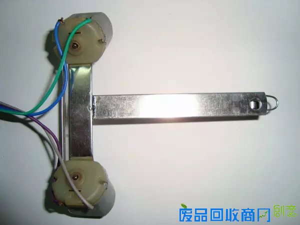 DIY一部纯硬件打造的避障小车