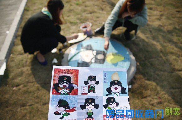 合工大学子在窨井盖上作画,配上励志语句传递正能量