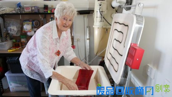 82岁老奶奶爱上玻璃制品自己打造玻璃餐具和饰品