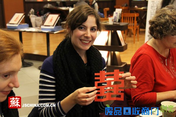 西浦学生宣传剪纸文化 指尖上的艺术迷倒老外