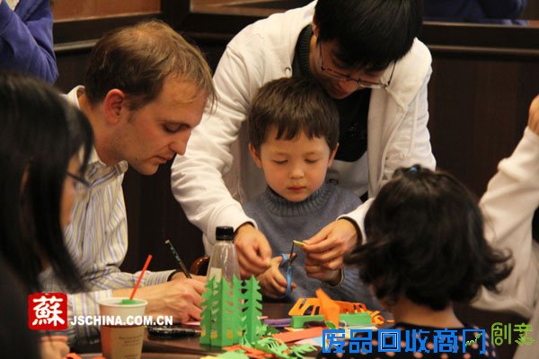 西浦学生宣传剪纸文化 指尖上的艺术迷倒老外