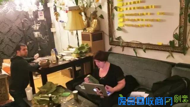  用树叶制作的一次性餐具